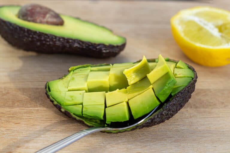 To halve avocadoer med en halv avocado skåret i tern