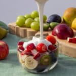 Sund frugtsalsat med yoghurtcreme med vanilje