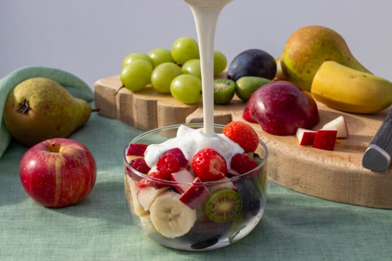 Sund frugtsalsat med yoghurtcreme med vanilje