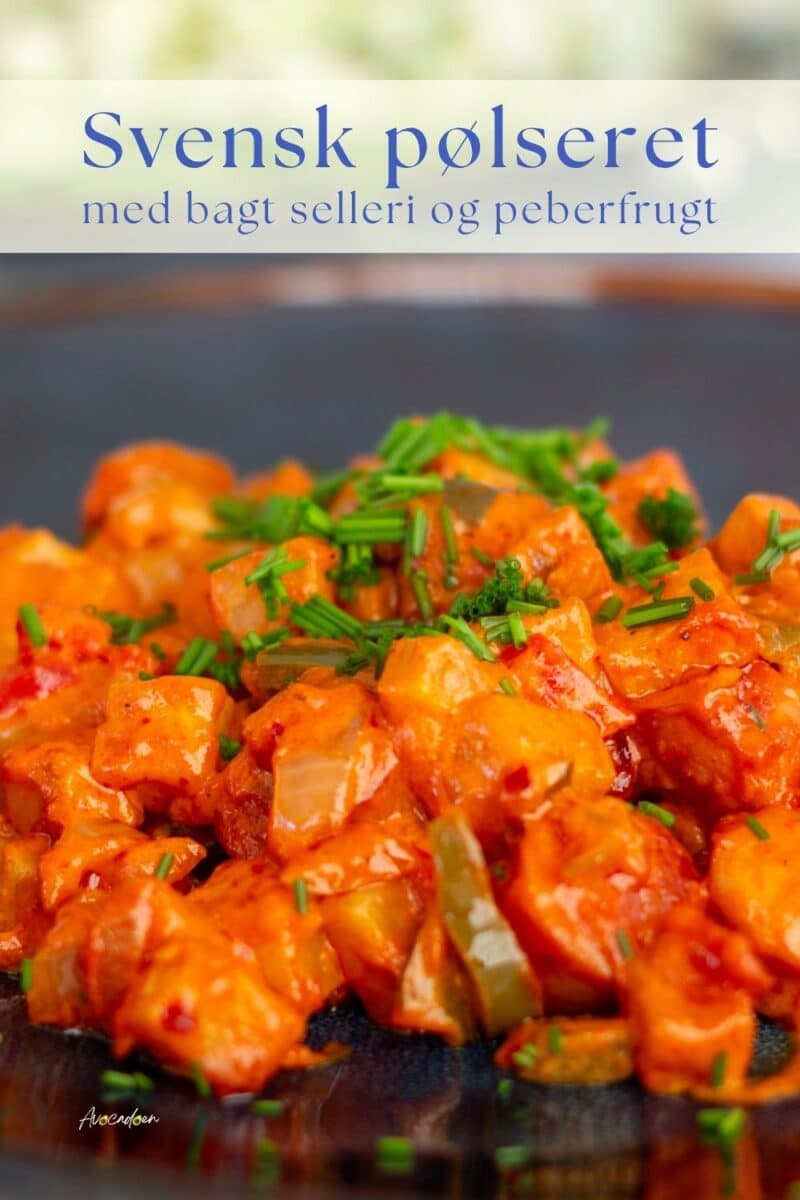 Tallerken med svensk pølseret af pølser, og selleri bagt i airfryer drysset med purløg