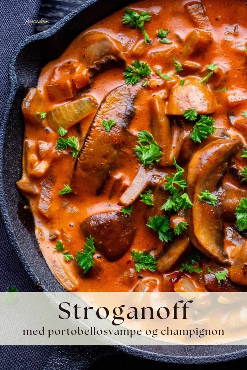 Gryde med stroganoff med portobellosvampe og champignon i flødesovs med paprika og tomat