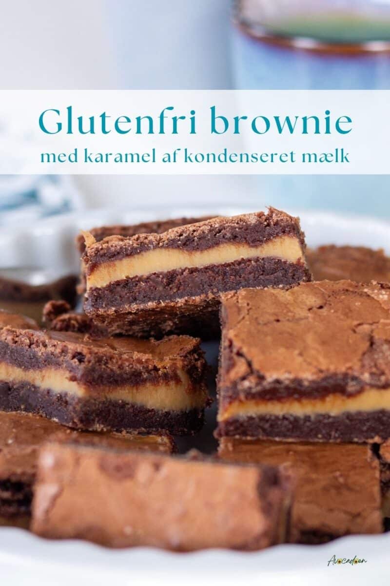 Glutenfri brownie med karamel af kondenseret mælk skåret i firkanter med et tykt lag karamel mellem to lag chokoladebrownie.