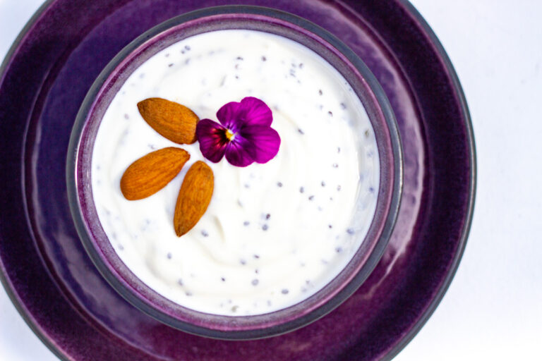 Yoghurtbowle med chia og nødder