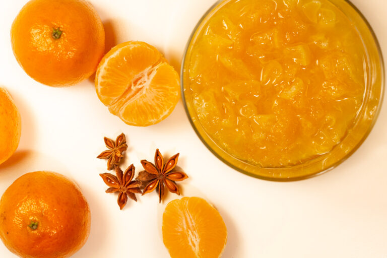 Mandarinsyltetøj, mandariner og stjerneanis.