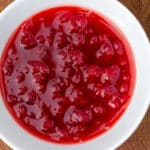 Skål med rød marmelade, der er kogt i mikrobølgeovn.