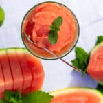 Kold vandmelon‑slushice serveret i glas med mynte, lime og saftige vandmelonstykker – en sommerlig og kølende dessert af frossen vandmelon.