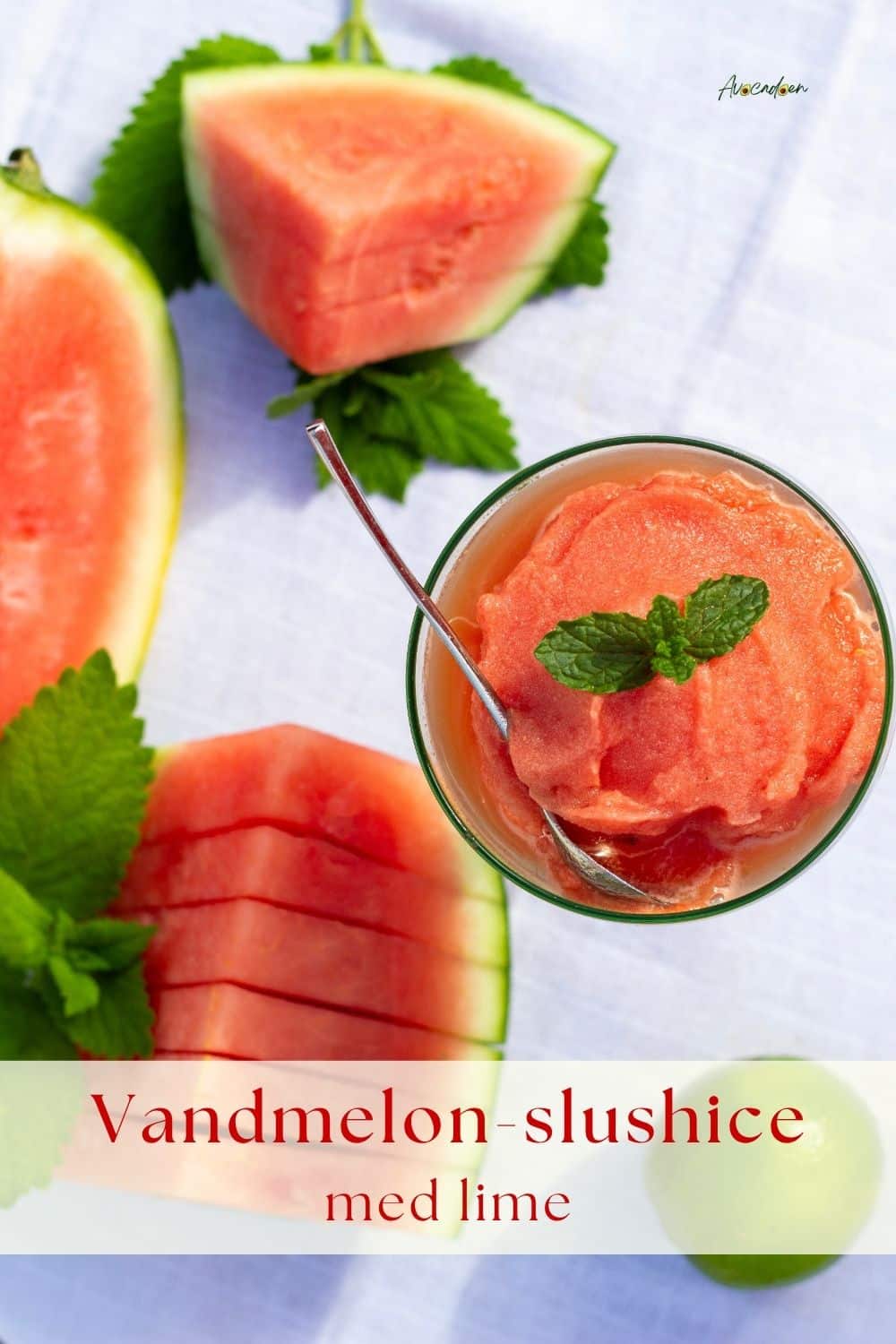 Vandmelon slushice i et glas med vandmelon, lime og mynteblade