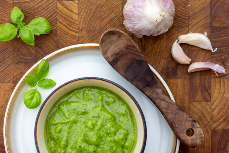 Hjemmelavet pesto med basilikum