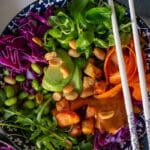 Poke bowl - skål med laks i tern, avocado, gulerod, salat, edamamebønner og peanutsauce