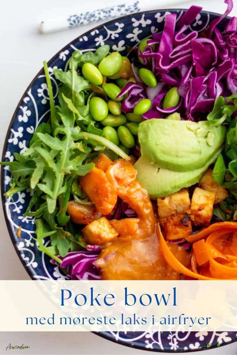 Poke bowl - skål med laks i tern, avocado, gulerod, rucoloa, rød spidskål, edamamebønner og peanutsauce