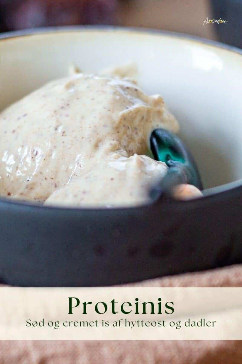 Skål med cremet proteinis lavet af hytteost og dadler, en sundere dessert med højt proteinindhold.