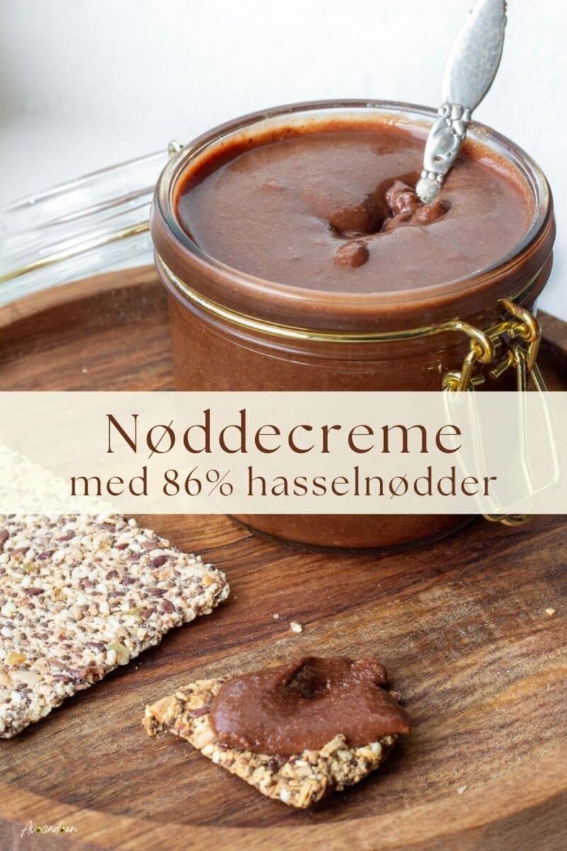 Et glas med cremet hasselnøddecreme og knækbrød med den hjemmelavede Nutella