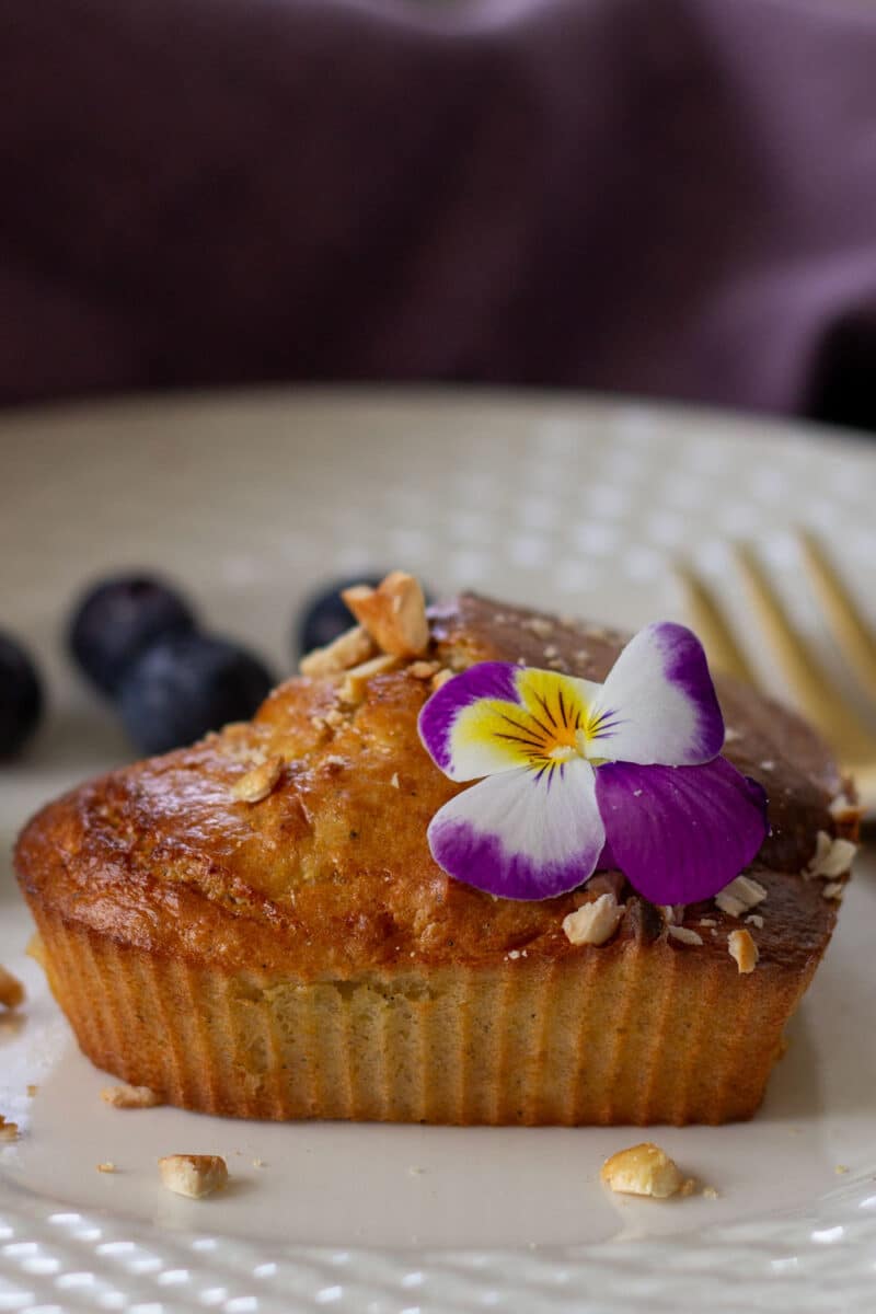 Bananmuffins med hytteost og hasselnødder