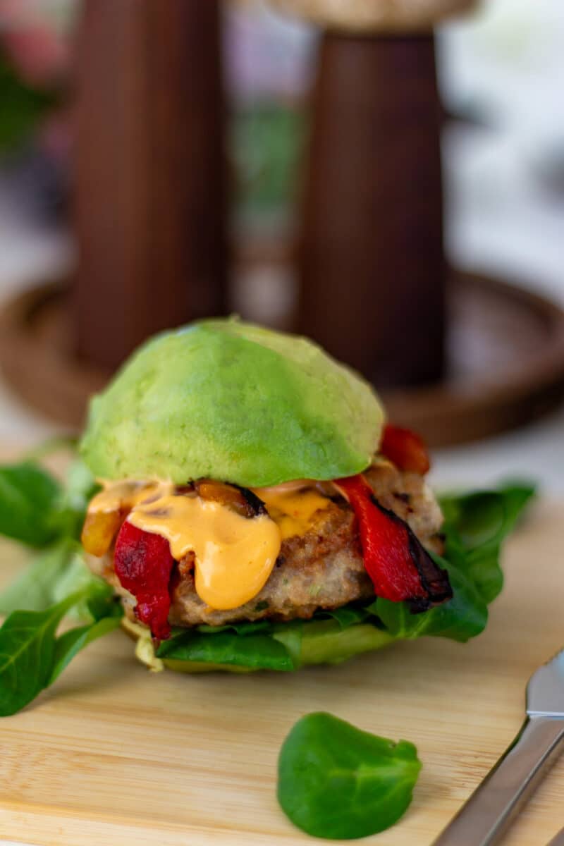 Avocadoburger med kyllingebøf bagt peberfrugt i strimler og chilimayonnaise