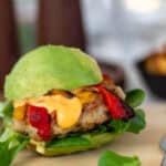 Avocadoburger med kyllingebøf, bagte peberfrugter og chilimayonnaise