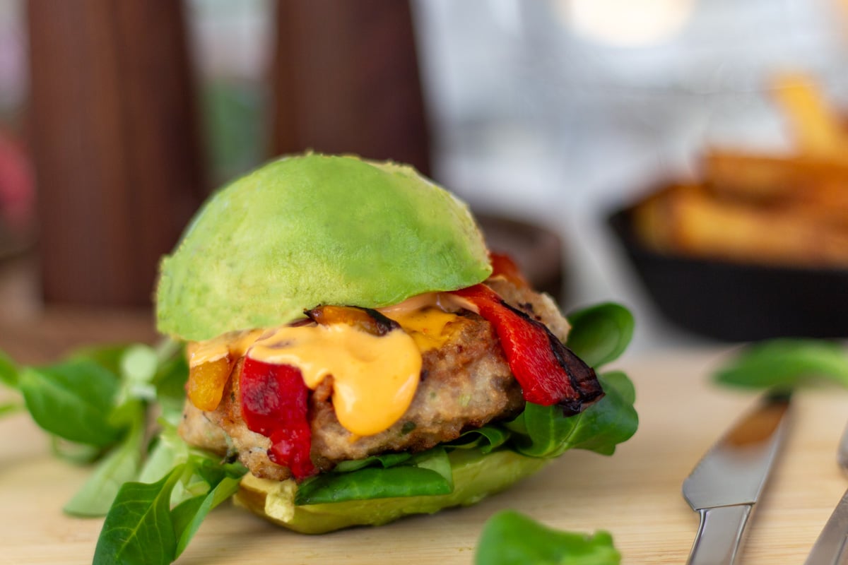 Avocadoburger med kyllingebøf, bagte peberfrugter og chilimayonnaise