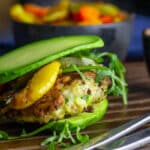Avocadoburger med kylling, bagt peberfrugt, rucola og jalapenosdressing