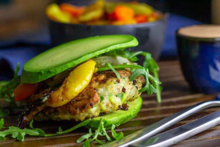 Avocadoburger med kylling, bagt peberfrugt, rucola og jalapenosdressing
