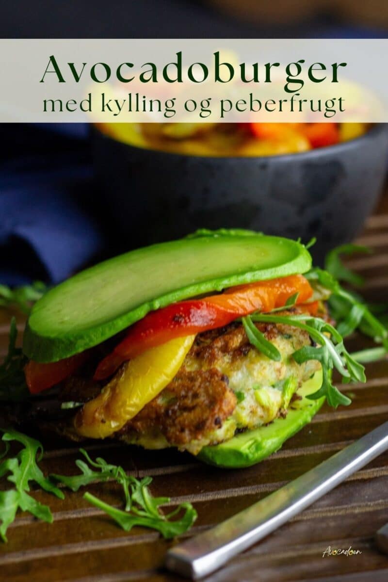 Avocadoburger med kylling, bagt peberfrugt og rucola
