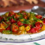 Forret med bagte cherrytomater med purløg på fetacreme