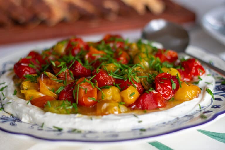 Forret med bagte cherrytomater med purløg på fetacreme