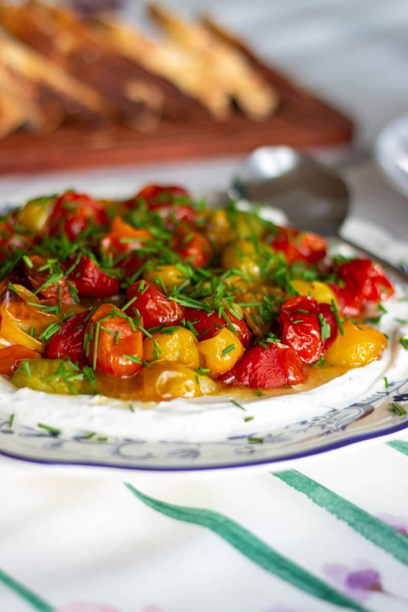 Bagte heirloom cherrytomater med purløg på en bund af fetacreme.