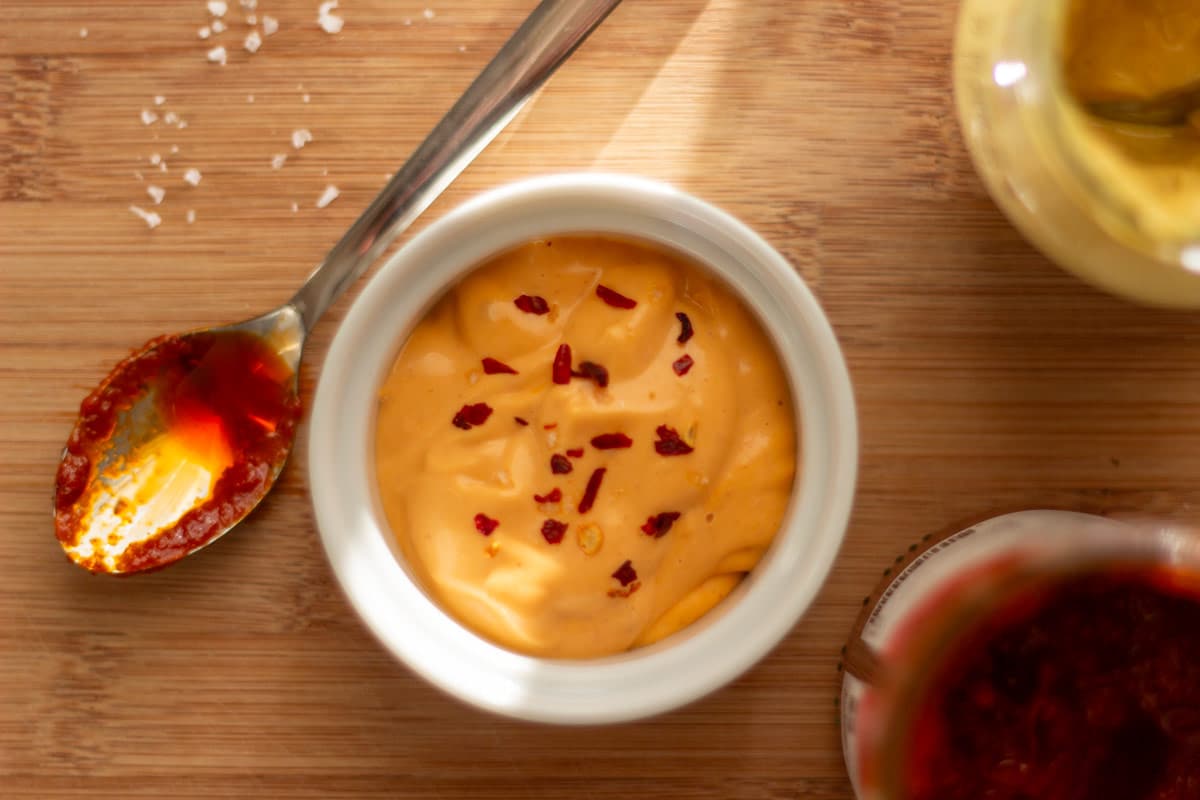 Hjemmelavet chilimayonnaise med tomatpure og sennep