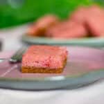 Rabarberkage med lag af karamelliseret bund og rabarbermousse