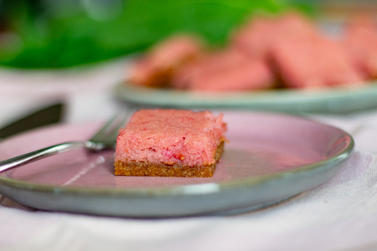 Rabarberkage med lag af karamelliseret bund og rabarbermousse