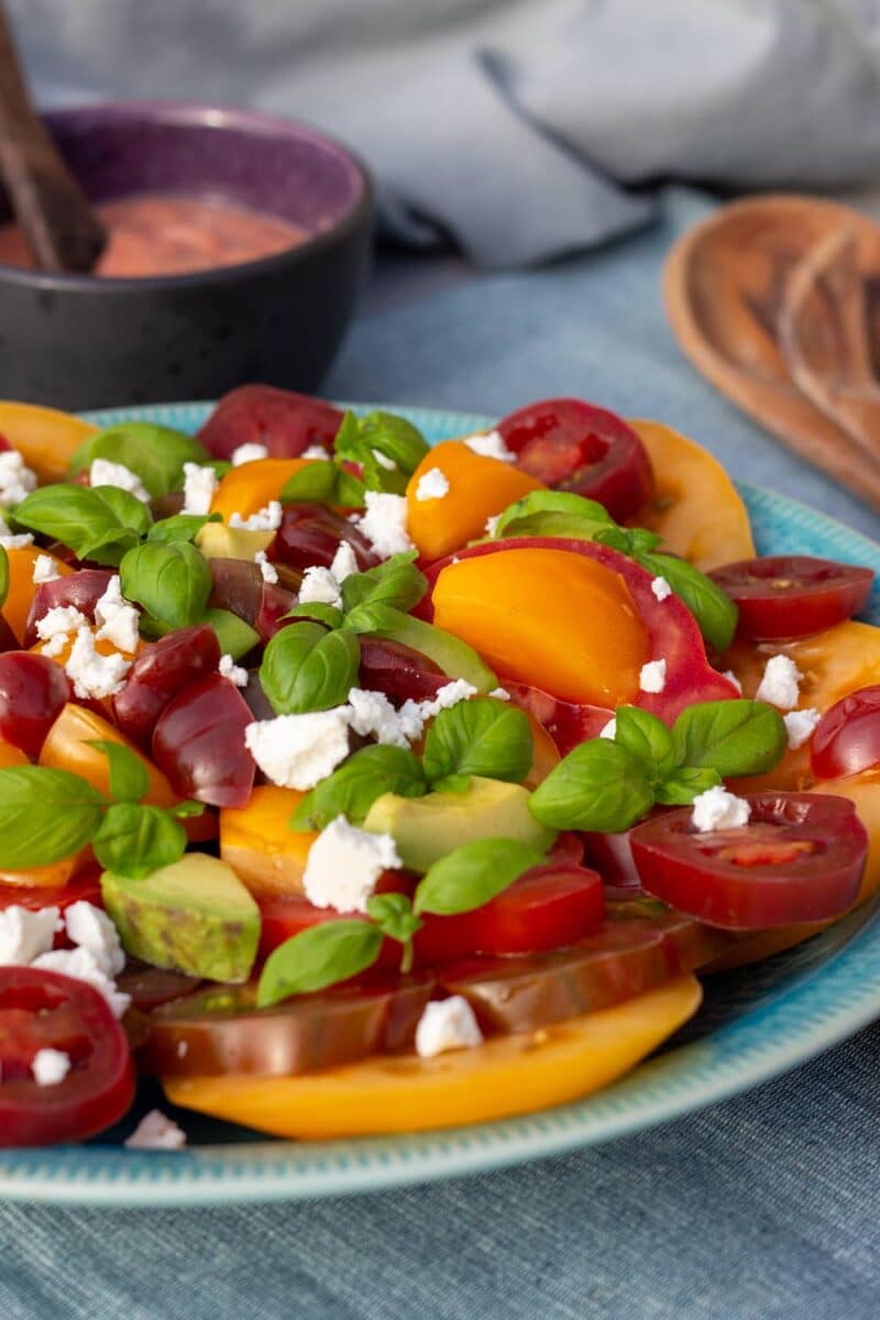 Tomatsalat med rabarberdressing, heirloom-tomater, feta, avocado og basilikum