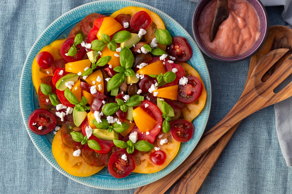 Tomatsalat med rabarberdressing - heirloomtomater, feta, basilikum og avocado