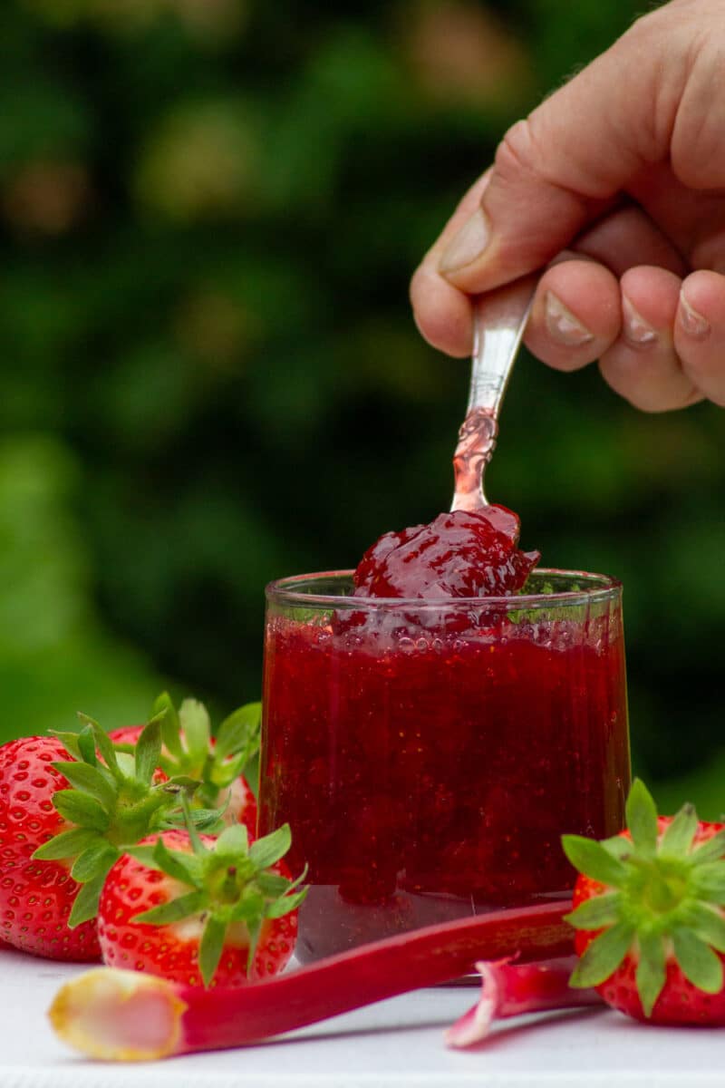 Jordbær-rabarbermarmelade med friske jordbær og rabarber