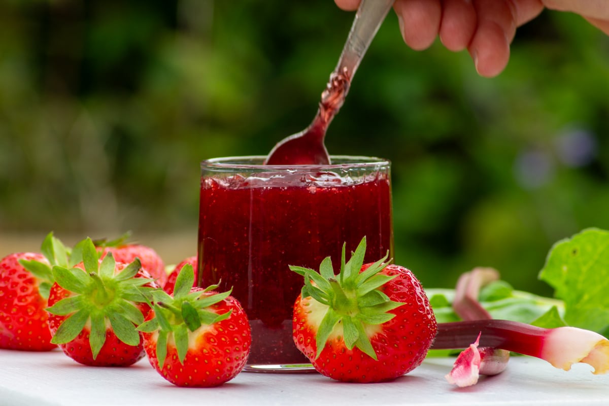Jordbær-rabarbermarmelade i syltetøjsglas og citron