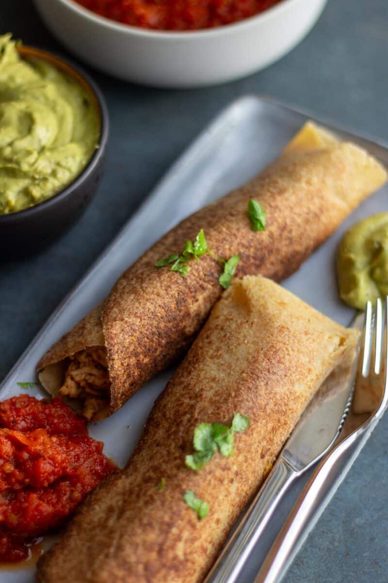 Tqquitos med salsat og avocado drysset med koriander