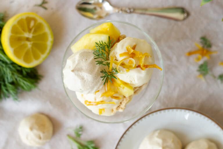 Cola mess dessert af colais, colamarengs og ananas