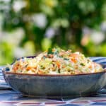 En skål coleslaw på et sommerligt bord