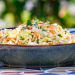 Coleslaw salat med spidskål, gulerod og persille.