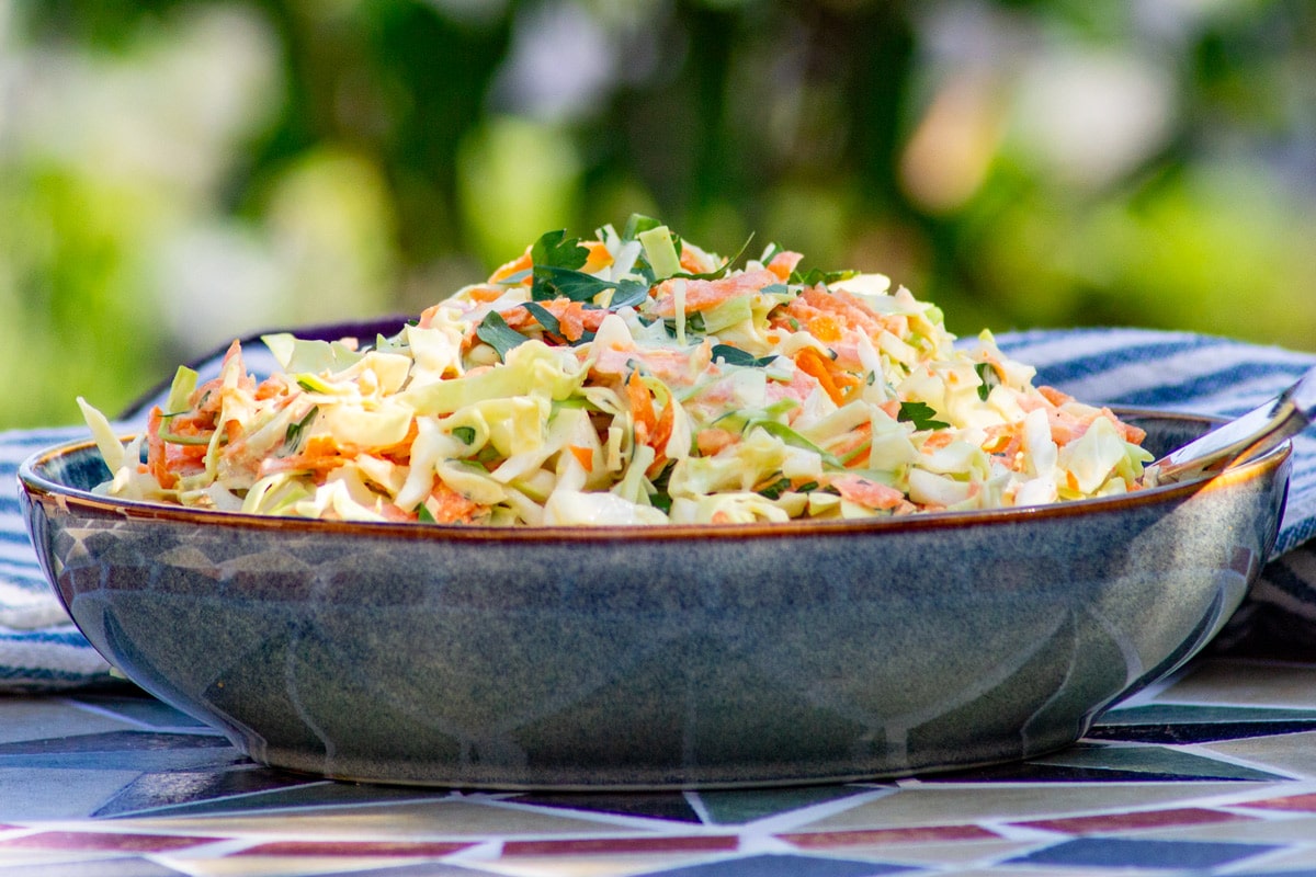 Coleslaw salat med spidskål, gulerod og persille.