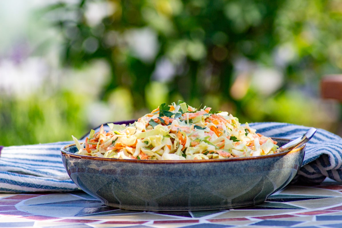En skål coleslaw på et sommerligt bord