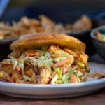Burgerbolle med pulled chicken og coleslaw