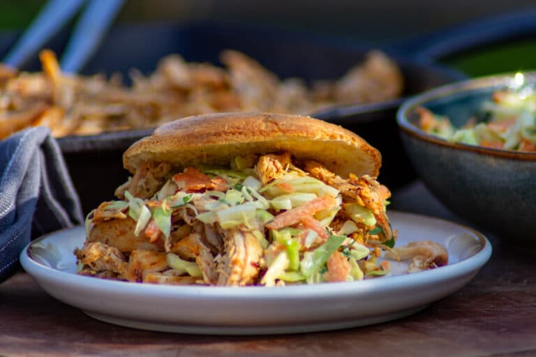 Burgerbolle med pulled chicken og coleslaw