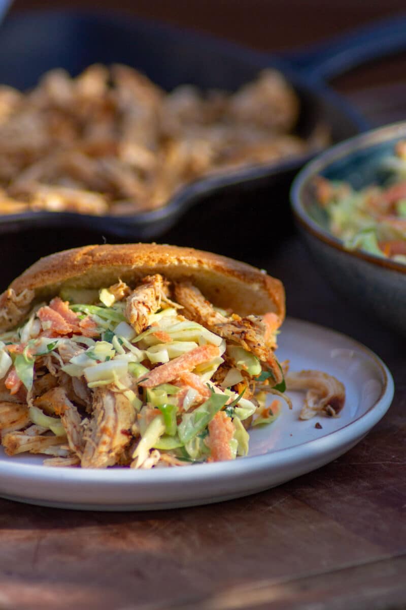 Pulled chicken anrettet i burgerbolle med coleslaw