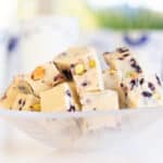 Aoniafudge med hvid chokolade, pistacie og aroniabær