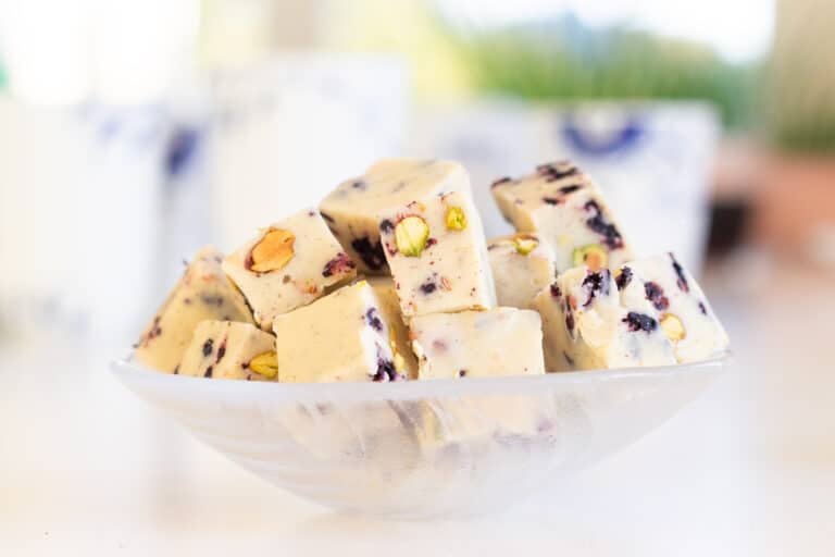 Aoniafudge med hvid chokolade, pistacie og aroniabær