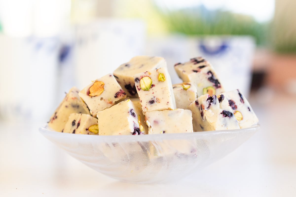 Aoniafudge med hvid chokolade, pistacie og aroniabær