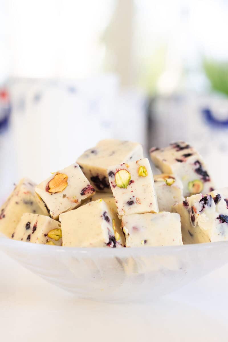 Aoniafudge med hvid chokolade, pistacie og aroniabær