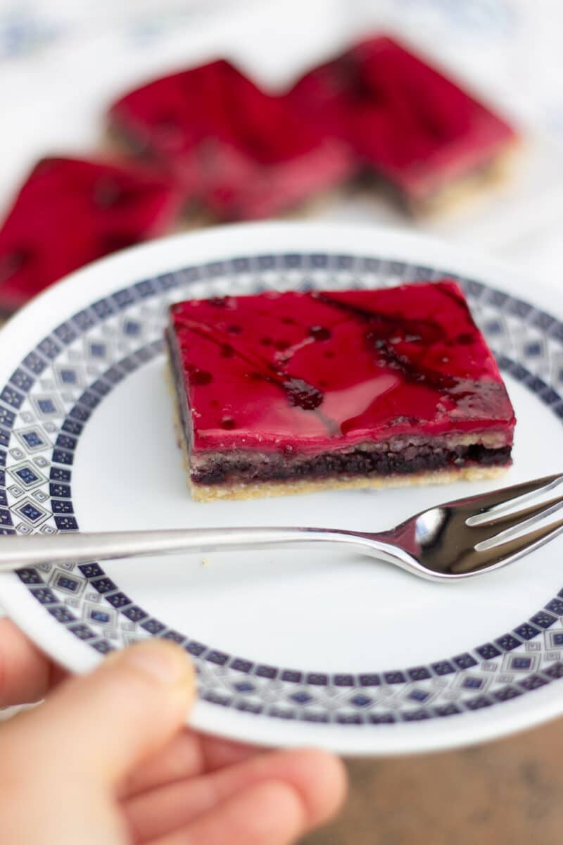 Aroniasnitter med aroniasyltetøj og aroniasglasur