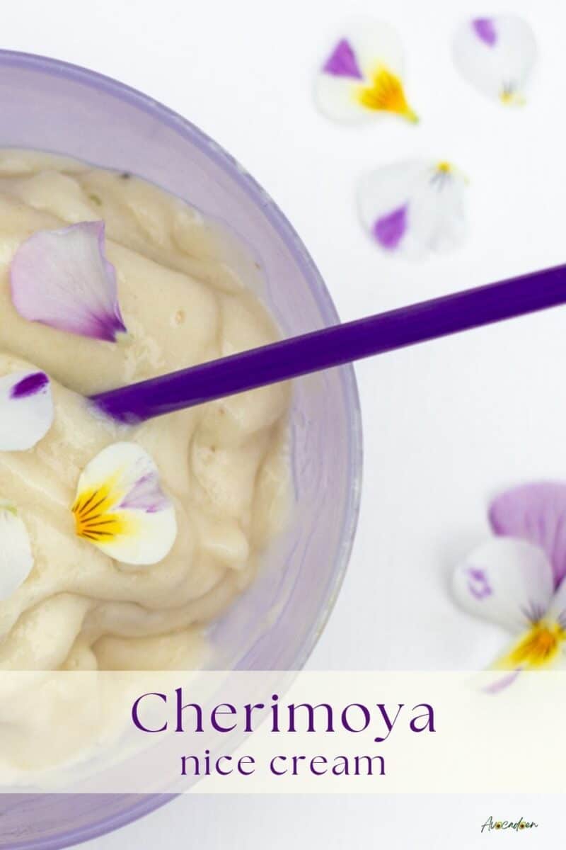 Cherimoya nice cream anrettet i en skål.