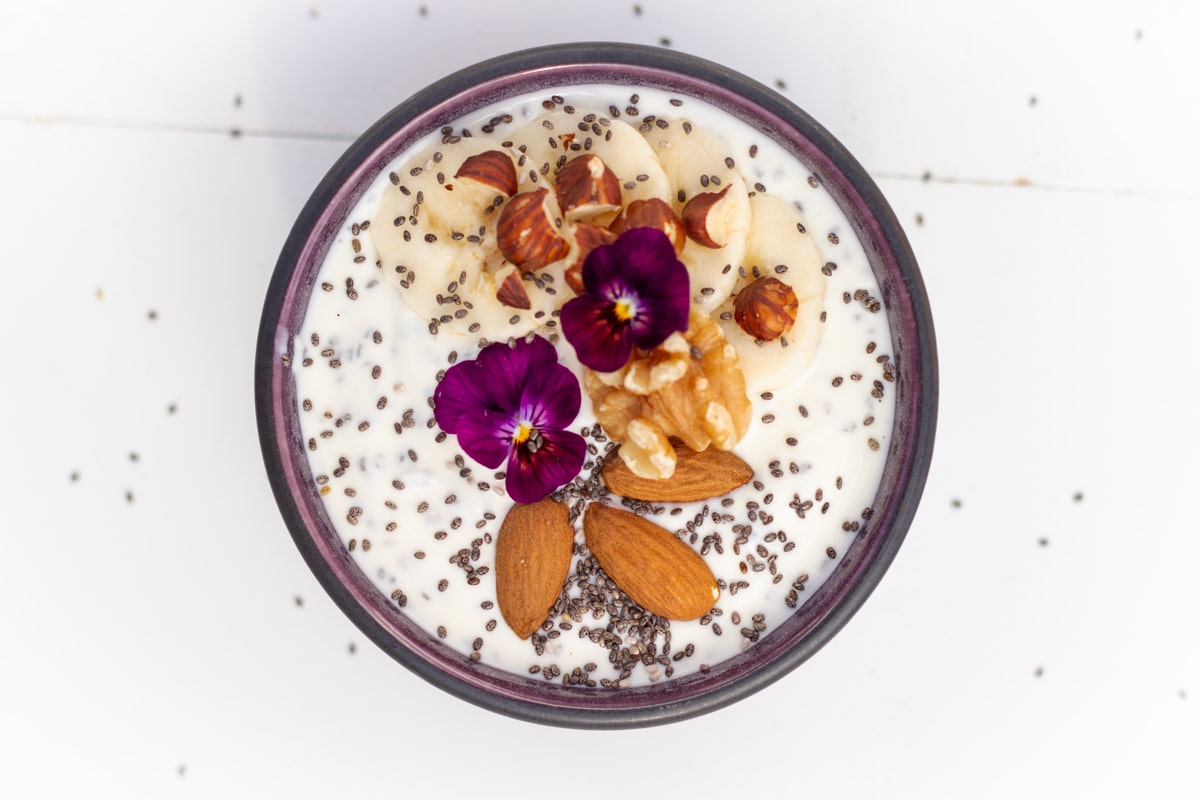 Chiagrød med chiafrø, banan og mandler