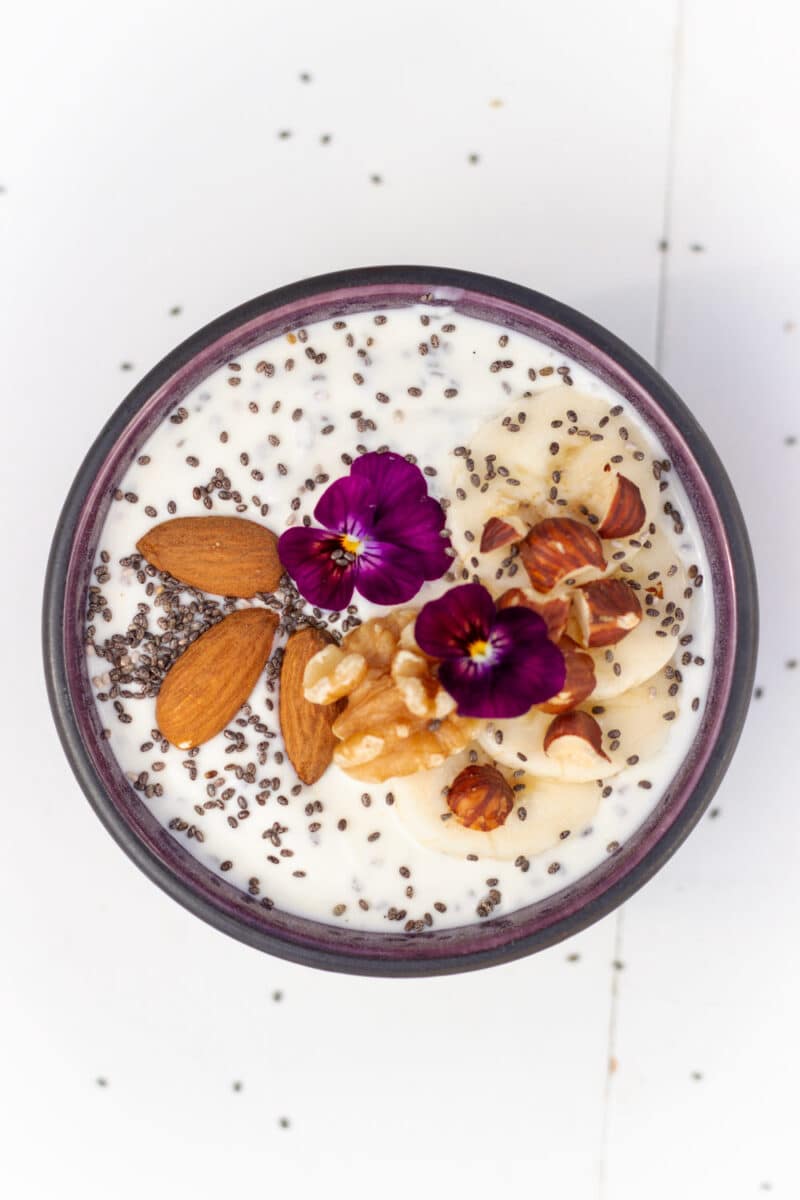 Chiagrød i en skål med chiafrø, nødder og banan